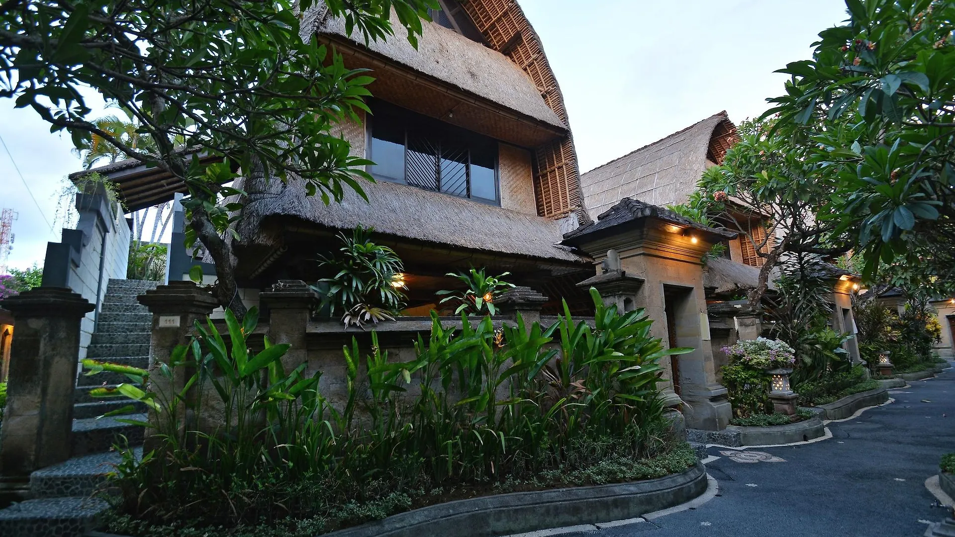 Puri Dewa Bharata Hotel & Villas Legian  3*, Legian (Bali)